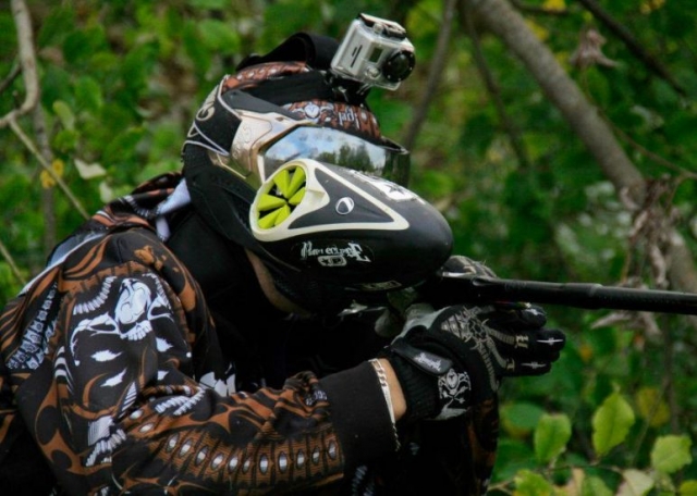 Joeur de paintball avec camera
